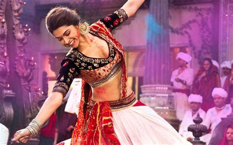 O Dreamy Dance de Deepika Padukone: Um Turbilhão de Emoção, Glitter e Bollywood!